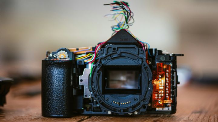 La IA revoluciona la edición y verificación de fotos en el periodismo contemporáneo