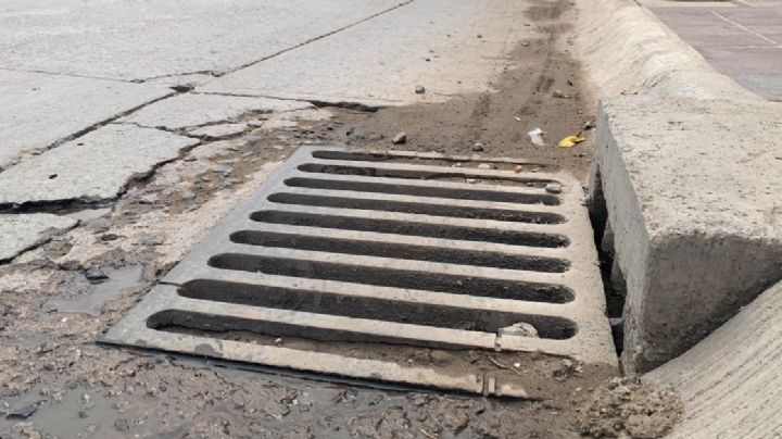 Esta coladera genera un gran charco que ya afecta a comerciantes de la Álvaro Obregón
