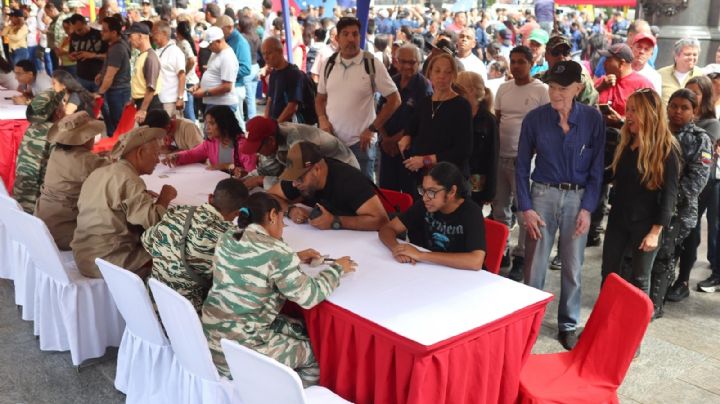 "Si tengo que morir luchando, lo hago", venezolanos preparan defensa ante EU