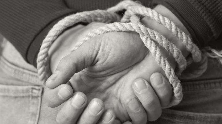 Le ponen vestido y lo amarran en un poste; pobladores exhiben a presunto ladrón en Tepeji