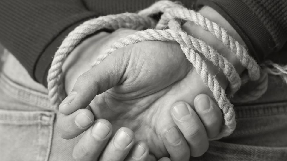 Habitantes de una colonia de Tepeji amarraron a un hombre a quien acusaron de comerte un robo