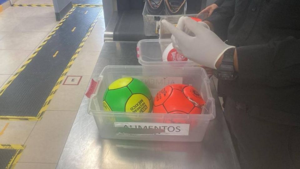 El hombre fue detenido al intentar meter droga al penal dentro de balones y fue puesto a disposición de las autoridades competentes.