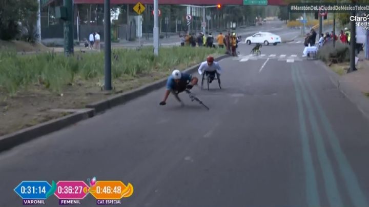 Maratón CDMX: bache derriba a dos atletas en silla de ruedas