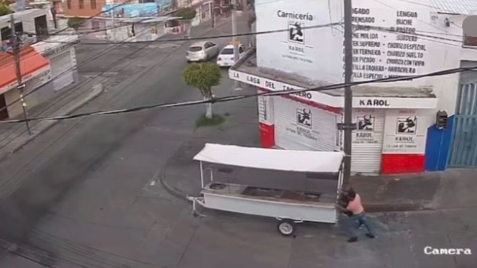 Rateros no pudieron con el carrito de tacos y lo dejaron tirado