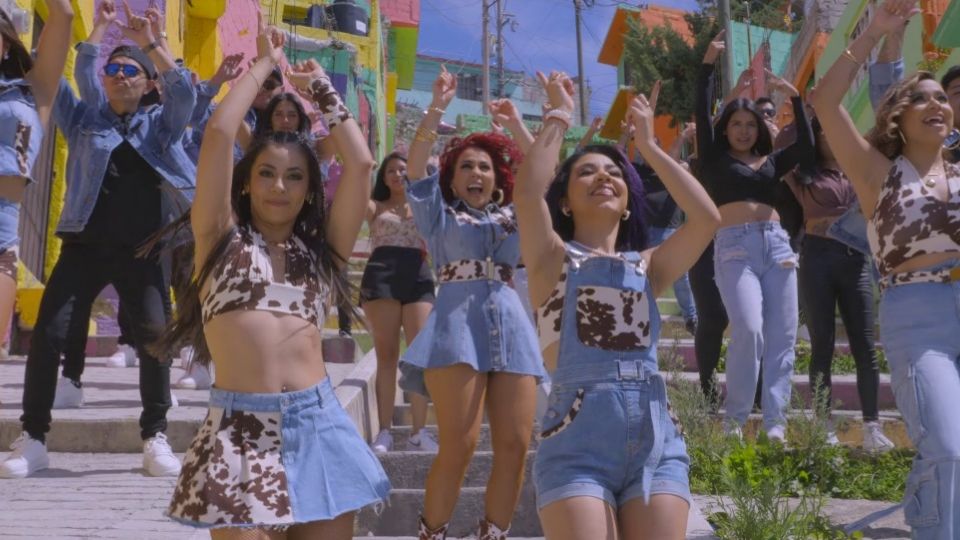 Las cuatro integrantes de Aroma bailaron junto a pobladores