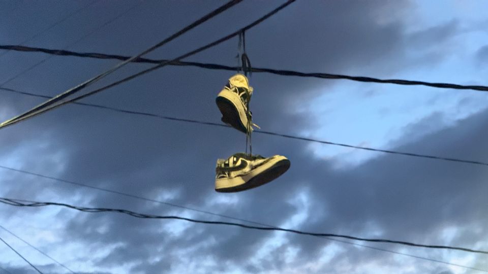 Tenis colgados en cables