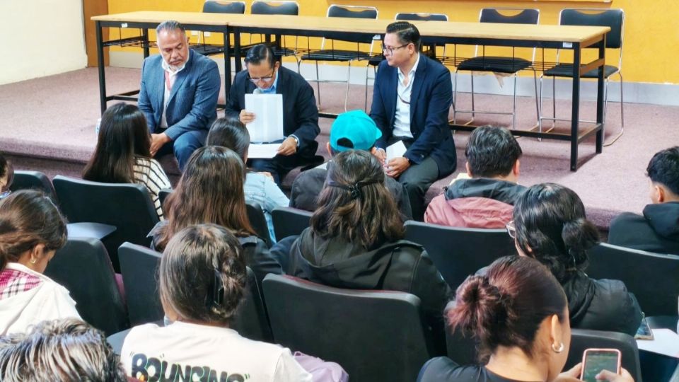 Los estudiantes se reunieron con funcionarios de la SEPH y de la UPT