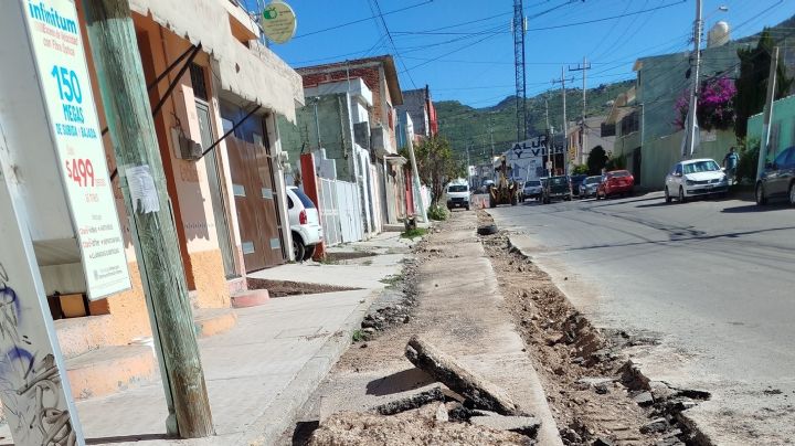 Caasim destruye esta calle recién pavimentada en Pachuca; hay tráfico lento