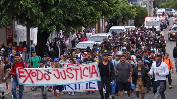 Caravana migrante sale de Tapachula; su líder, detenido por tráfico de personas