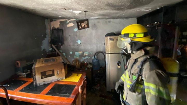 Rescatan a personas y mascotas tras incendio de una casa en Las Vegas, en Boca del Río