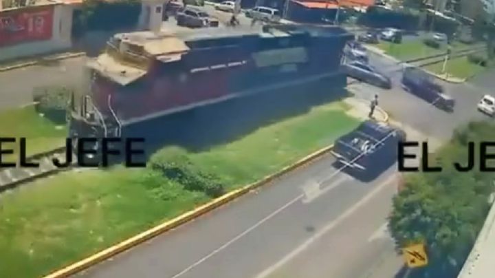 Momento exacto en que chocó la locomotora en Irapuato| VIDEO