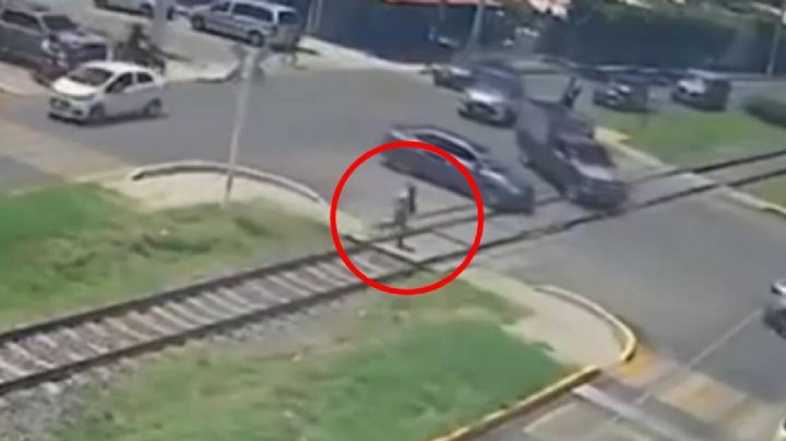 Un hombre corrió y se salvó por 4 segundos: locomotora fuera de control
