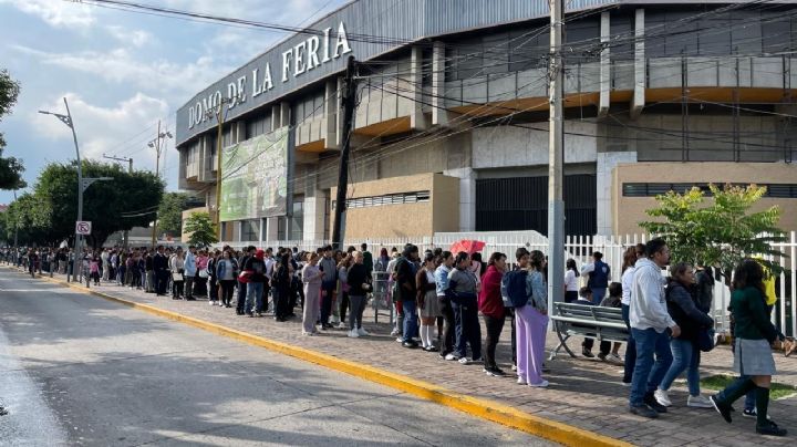 ¿Para qué es la enorme fila de gente en las instalaciones de la Feria?