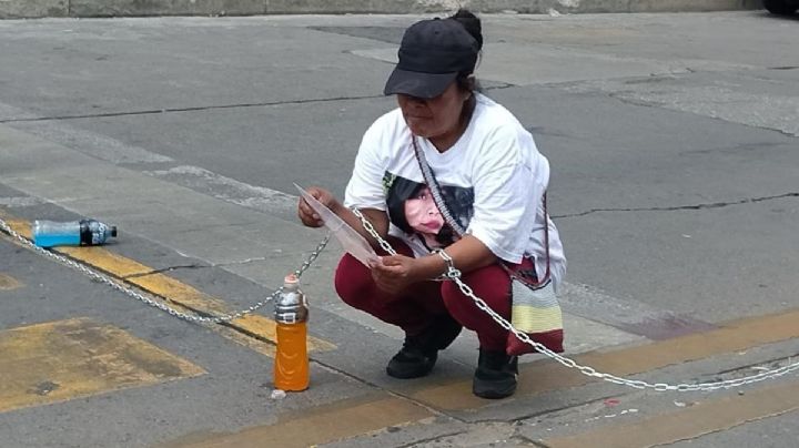 Madres buscadoras se encadenan en Chiapas como protesta