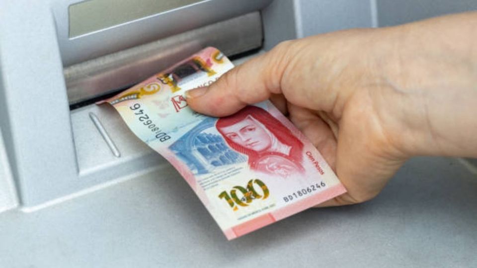 Los bancos cobran una comisión por usar su cajero y el costo puede variar dependiendo de la ubicación y el giro comercial en donde se encuentran instalados, pero hay acuerdos entre instituciones que te permiten disponer de efectivo o consultar tu saldo sin pagar comisión
