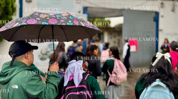 Regreso a clases en CDMX: menores brincan charcos y retornan al aula / FOTOS
