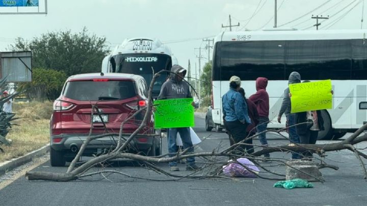 En primer día de clases, se registra bloqueo en carretera de Hidalgo