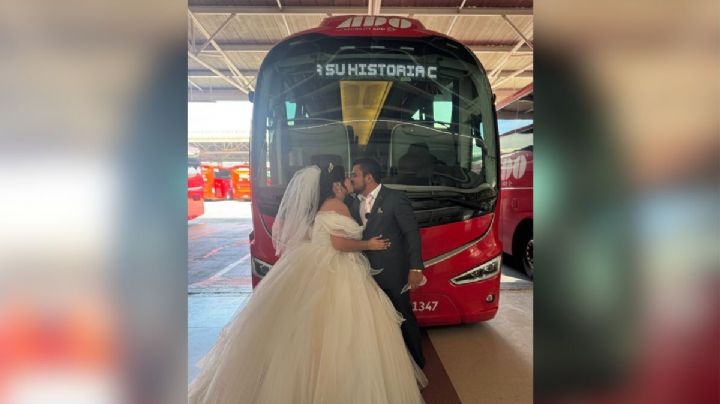 Recién casados hacen sesión de fotos en terminal ADO de Veracruz, donde se conocieron