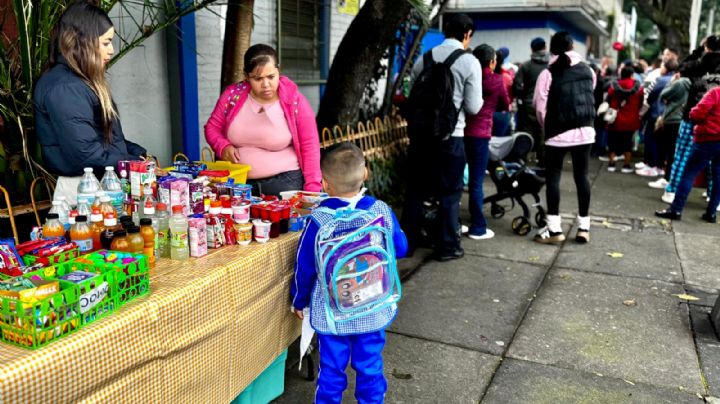 Regresaron las clases… y la chatarra: persiste venta de jugos, galletas y dulces fuera de las escuelas