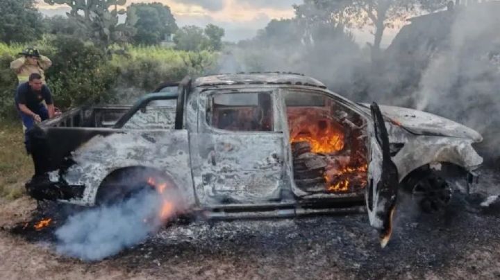 Abandonan cadáver semi quemado y maniatado junto a una camioneta calcinada