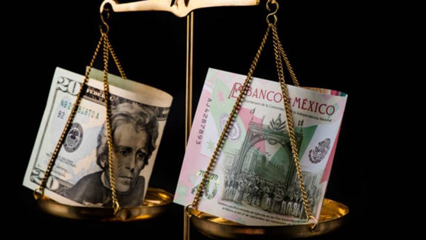 El peso cierra en 17.88 pesos por dólar ante debilidad del dólar
