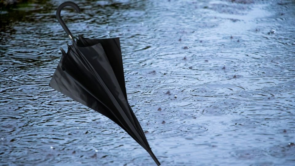 Consulta el pronóstico del clima antes de salir de casa y prepárate con una buena chamarra y paraguas