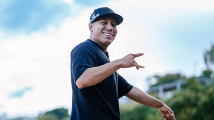 Yulay reaparece caminando con bastón tras su hospitalización