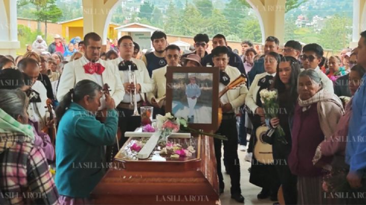 Vecinos y familiares despiden a María de la Luz, víctima de choque de autobús en Atlacomulco