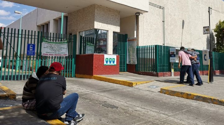 Familiares de víctimas de explosión esperan informes en el hospital Rubén Leñero