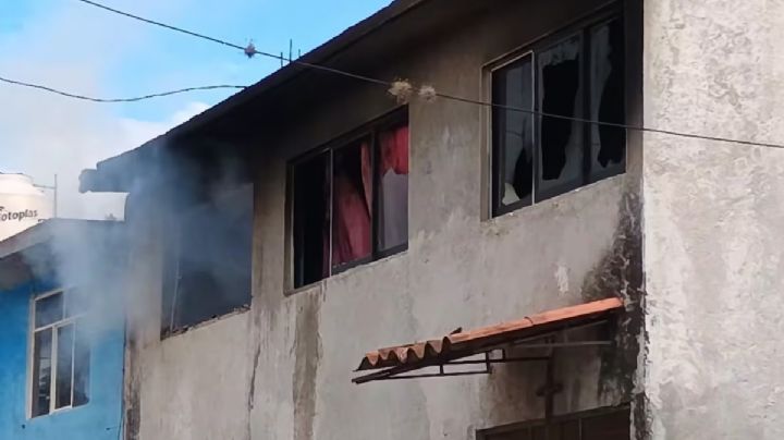 Pobladores incendian casa de presuntos delincuentes en Tlaxcoapan