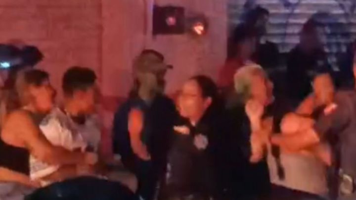 Mujer y hombre chocan con sus motos, familiares de ella golpean a motociclista y ambos están graves