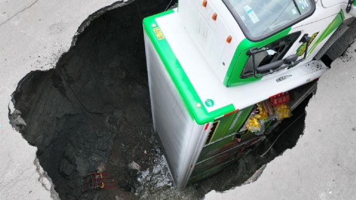 Trasladan a 20 personas a albergues por socavón que se "tragó" camión de refrescos en Iztapalapa