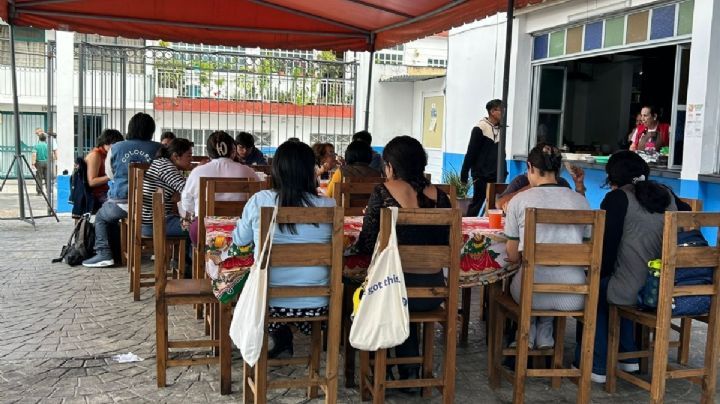 Iglesia de Xalapa abre comedor para estudiantes foráneos de la UV; mujeres cocinan a 35 jóvenes diarios