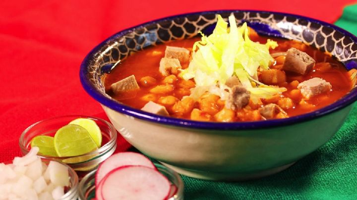 ¿Cómo preparar un pozole rojo estilo mexicano casero con una receta fácil, sencilla y rápida?