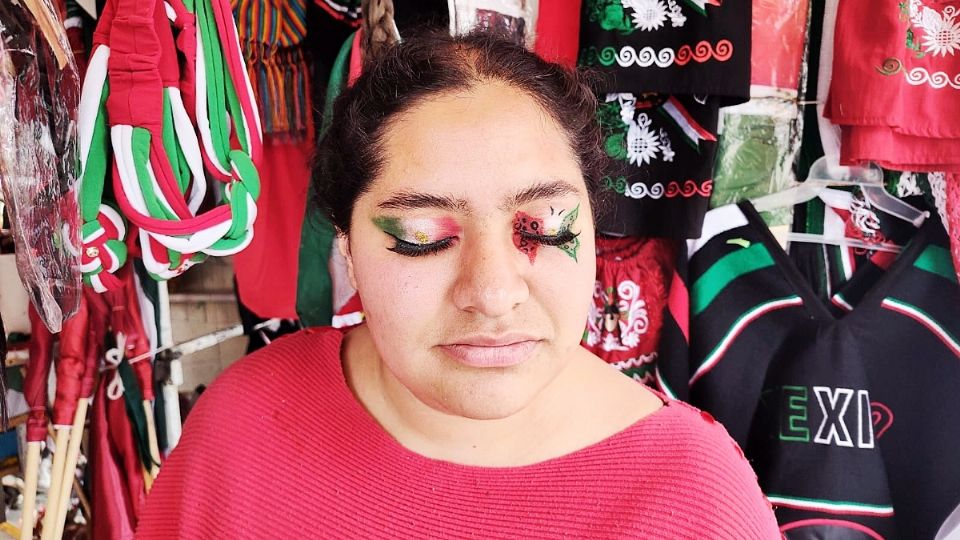 Érika y su familia venden artículos alusivos a los festejos patrios