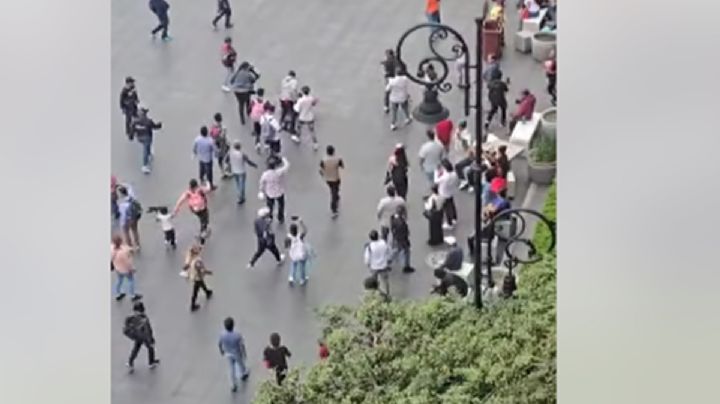 Video de la golpiza de comerciantes ambulantes a funcionarios en el Zócalo