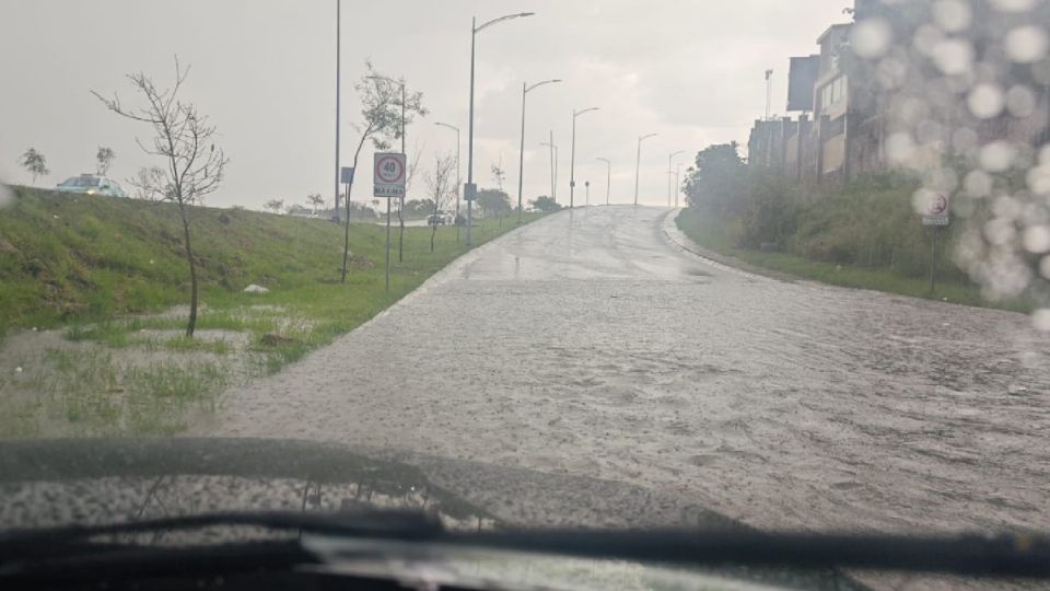 Parecía un río ayer la calle de Lomas El Molino, en León.