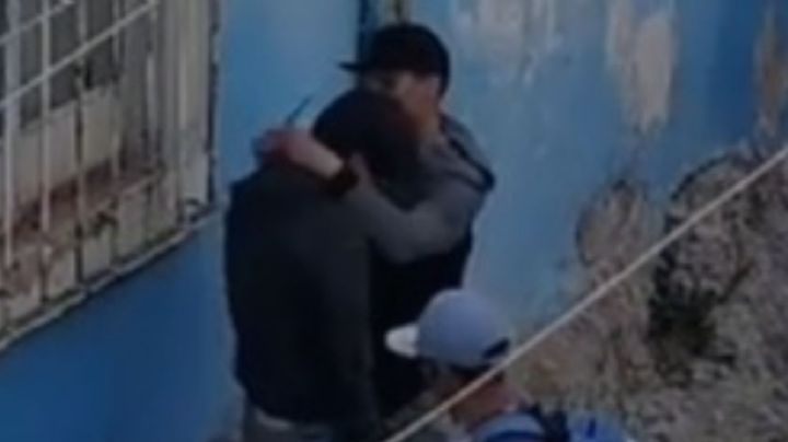 ¡Ratas! tres hombres le quitan sus cosas a adolescente, en callejón de Guanajuato  |VIDEO