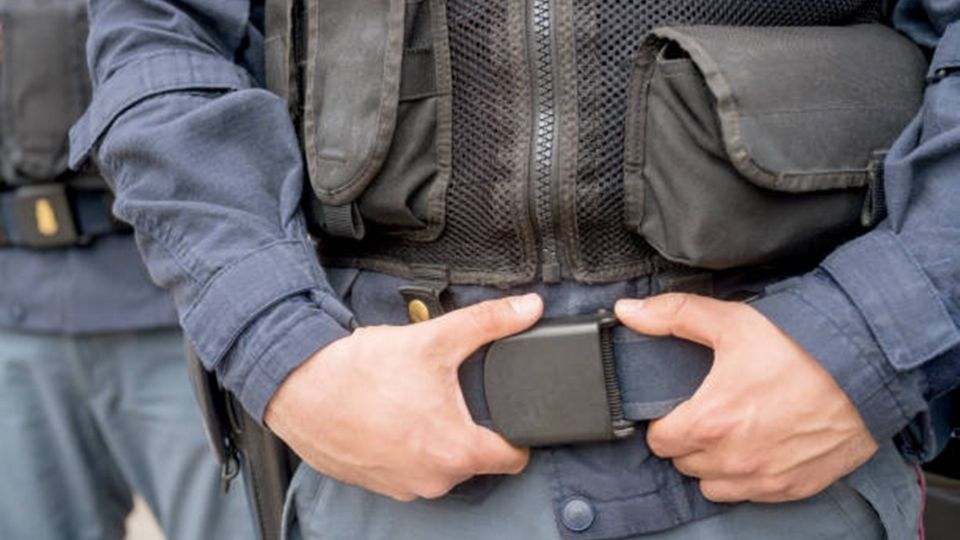 Los agentes habrían golpeado a una persona bajo custodia