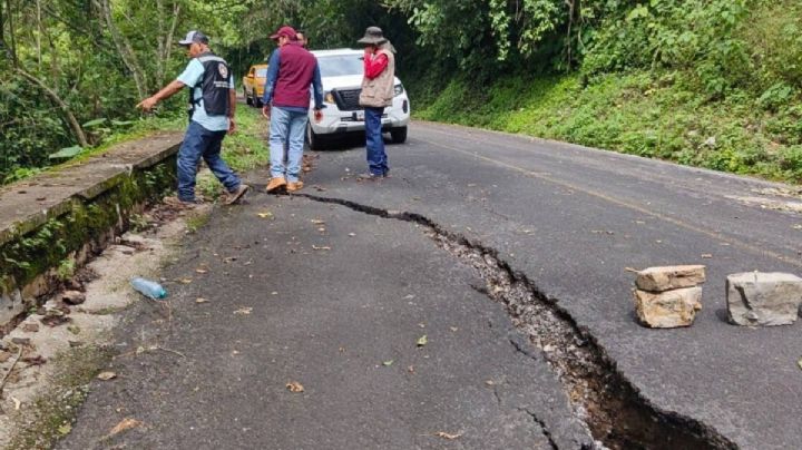 Se registran 15 derrumbes en carreteras de Hidalgo; 2 siguen bloqueando el camino