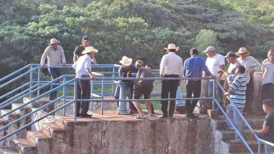 Pobladores de Tatahuicapan liberan presa Yuribia; esto acordaron