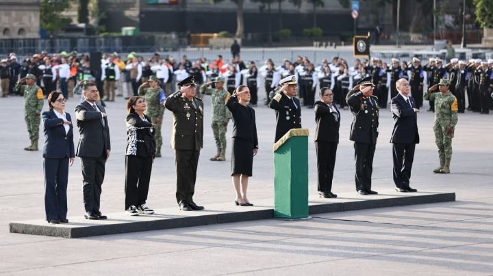 Sheinbaum encabeza izamiento de bandera en memoria de víctimas por sismos de 1985 y 2017