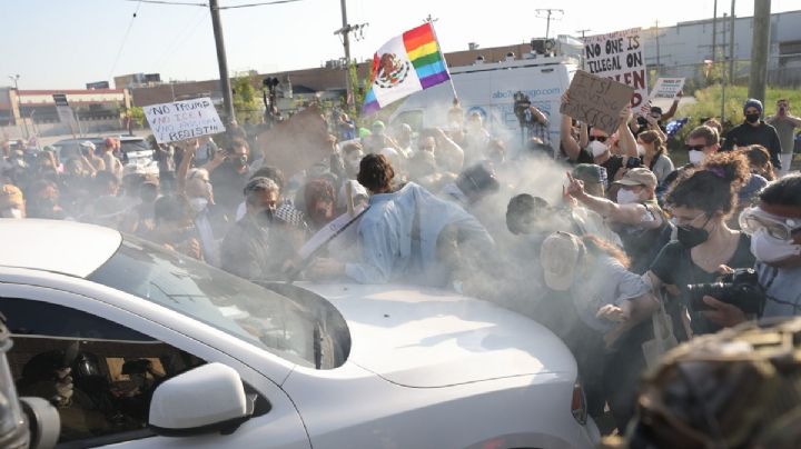 ICE reprime con gas lacrimógeno protesta en centro de detención de Chicago