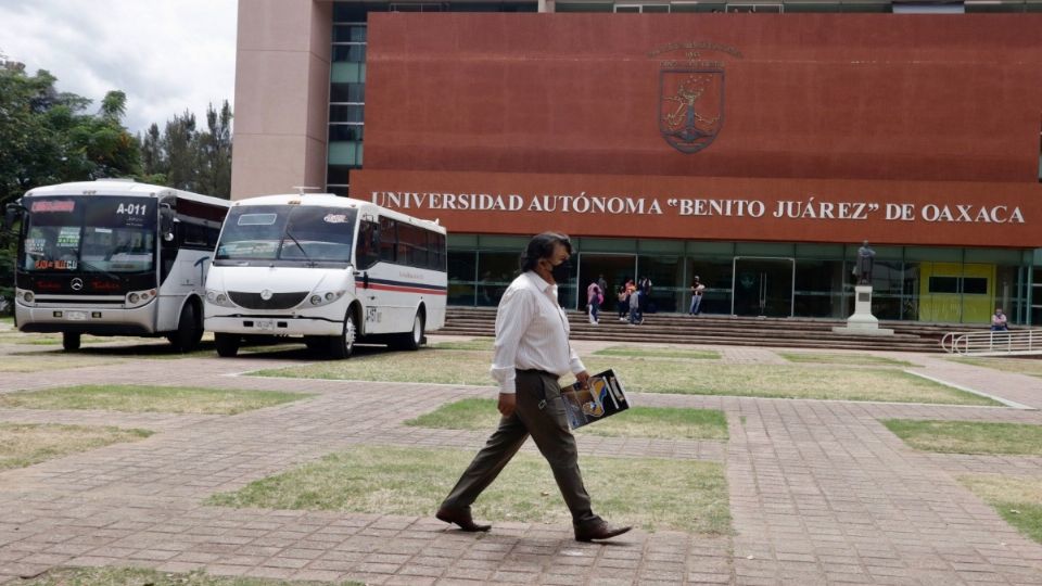 De acuerdo con la Facultad de Derecho y Ciencias Sociales de la Universidad Autónoma 'Benito Juárez' de Oaxaca personas armadas ingresaron.