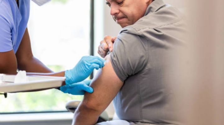 México refuerza vacunación y acelera construcción de hospitales