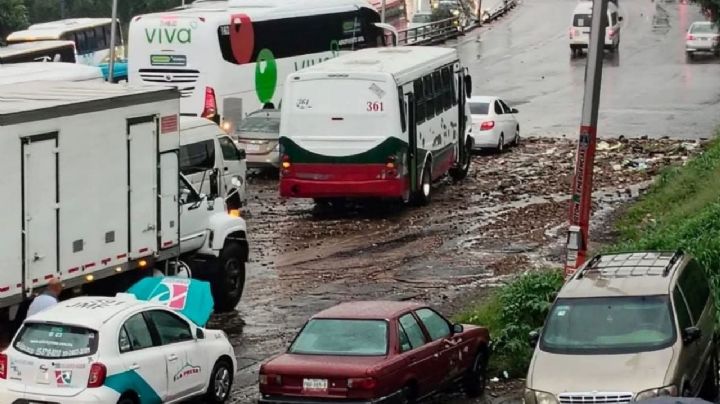 Hasta 60 cm de agua y caos vial deja tormenta en municipios del Edomex