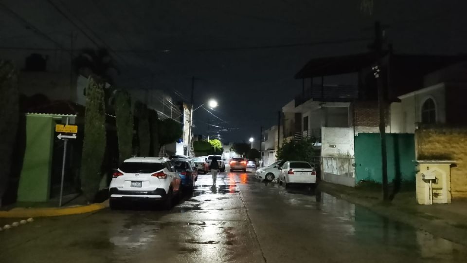 Llovía en León duramte los primeros minutos de este martes.