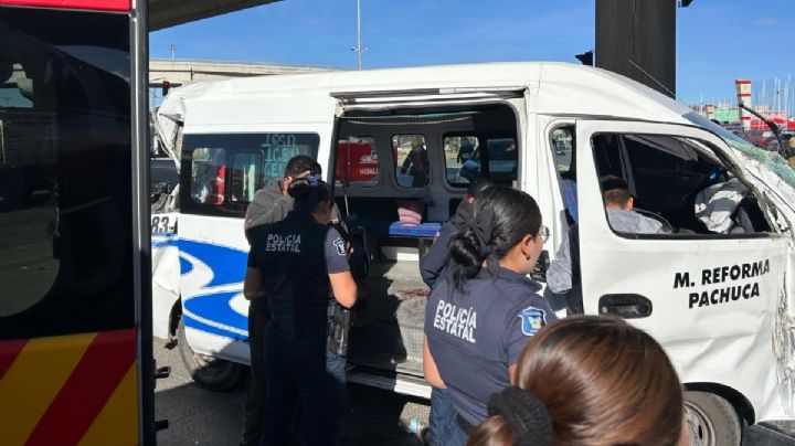 Reportan dos pasajeros muertos en el hospital tras choque de combi en Pachuca