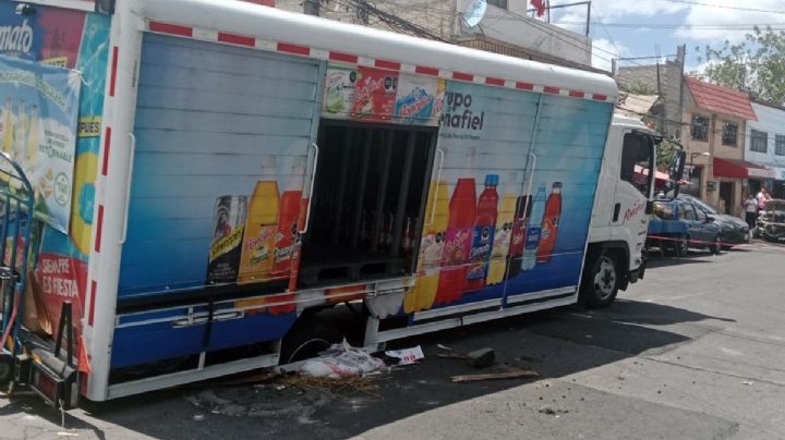 Otro camión de refrescos cae en socavón, ahora en la GAM