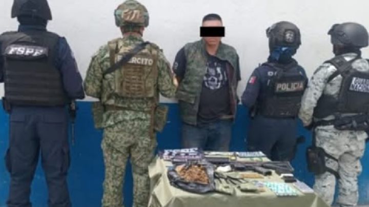 En Acámbaro: Transitaba en auto sin placas, con un arma larga y droga; fue detenido